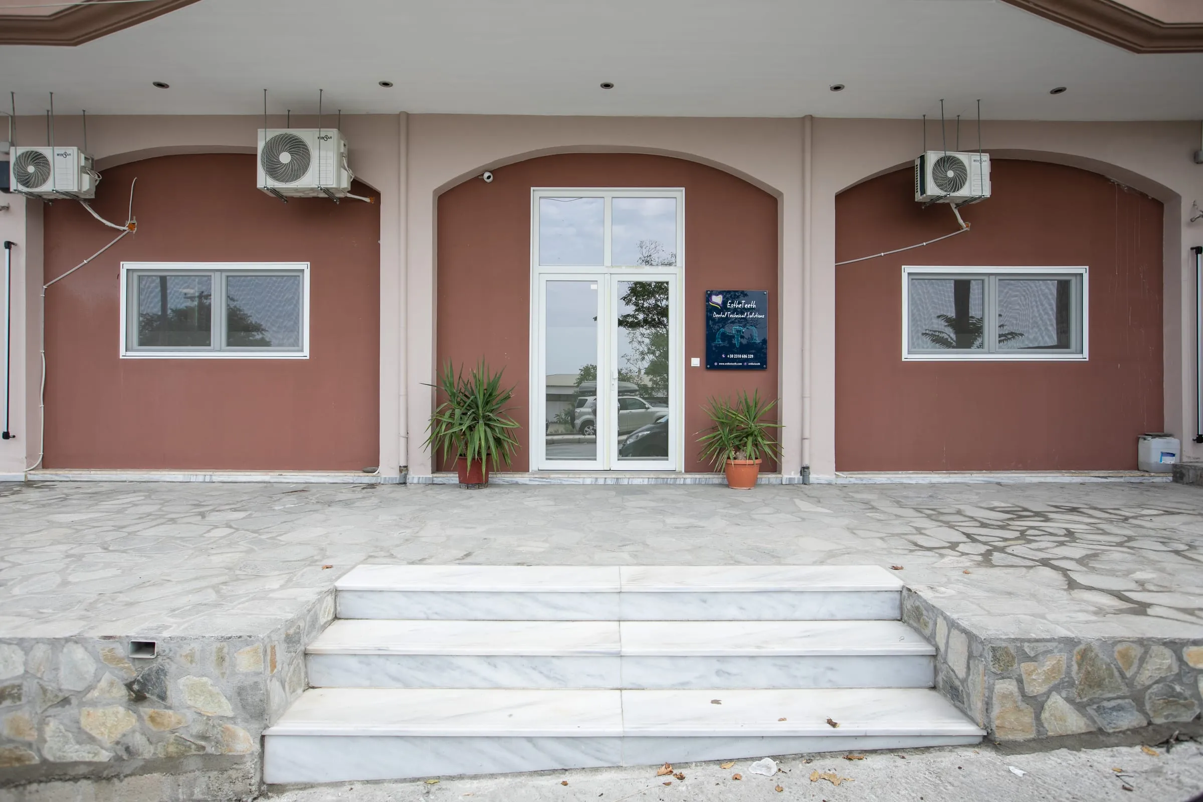 Η είσοδος του εργαστηρίου EstheTeeth στην Αγίου Δημητρίου 28